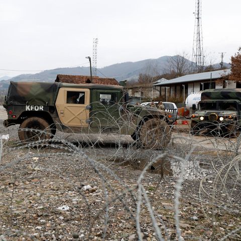 Kfor-Soldaten  bewachen einen Kontrollpunkt an einer Straße bei Jarinje entlang der Grenze zwischen dem Kosovo und Serbien