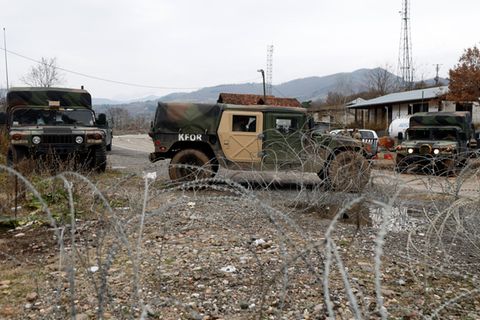 Kfor-Soldaten  bewachen einen Kontrollpunkt an einer Straße bei Jarinje entlang der Grenze zwischen dem Kosovo und Serbien