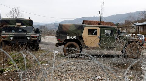 Kfor-Soldaten  bewachen einen Kontrollpunkt an einer Straße bei Jarinje entlang der Grenze zwischen dem Kosovo und Serbien