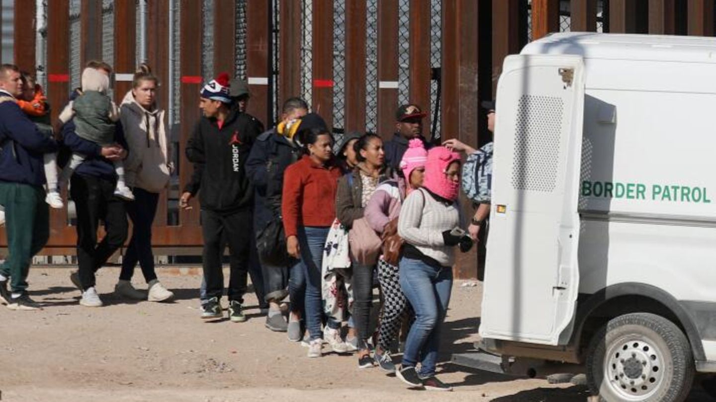 Eine Gruppe geflüchteter Menschen wird in El Paso von der Grenzschutzpolizei eingesammelt.