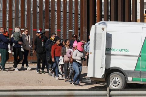 Eine Gruppe geflüchteter Menschen wird in El Paso von der Grenzschutzpolizei eingesammelt.