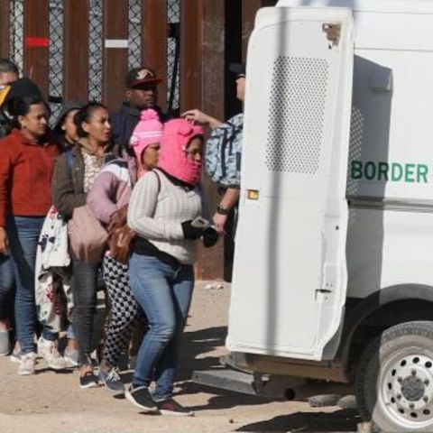 Eine Gruppe geflüchteter Menschen wird in El Paso von der Grenzschutzpolizei eingesammelt.