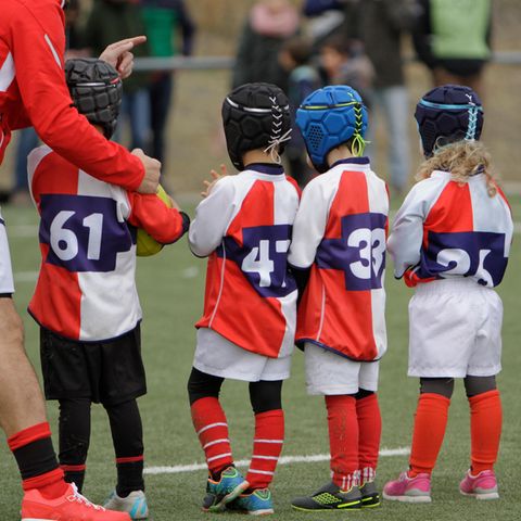 Kinder Rugby Team mit Trainer