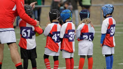 Kinder Rugby Team mit Trainer