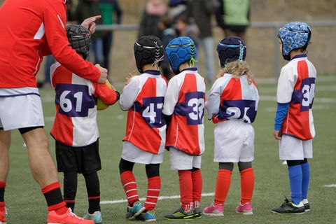 Kinder Rugby Team mit Trainer