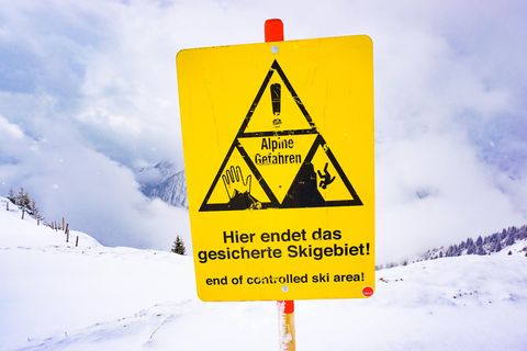 Warnschild auf einer Skipiste in Österreich