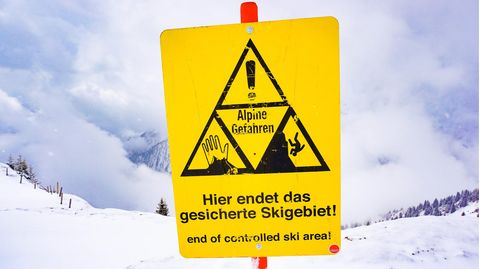 Warnschild auf einer Skipiste in Österreich