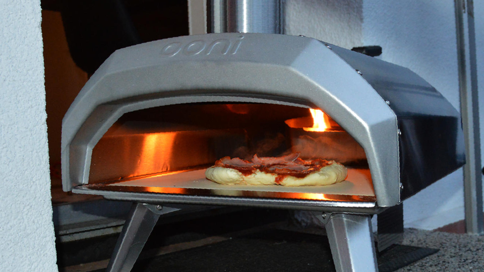 Pizzaofen für zuhause Pizza liegt im Ooni Pizzaofen für zuhause