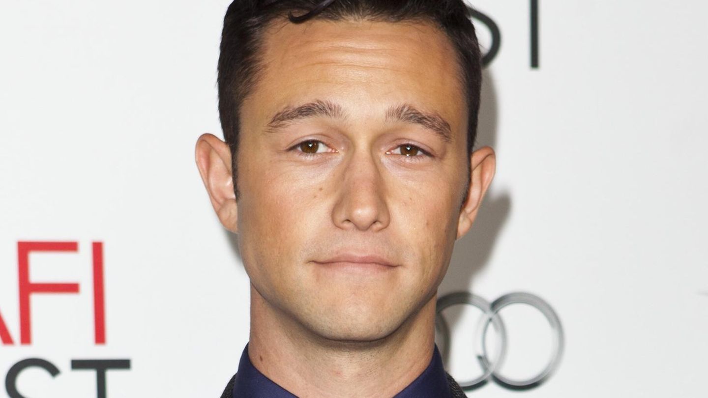 Joseph Gordon-Levitt in "Glass Onion"