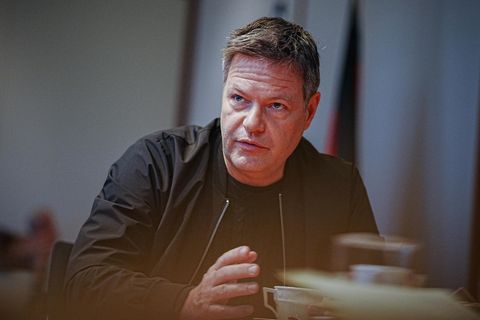 Wirtschaftsminister Robert Habeck spricht in seinem Berliner Büro über Russlands Krieg in der Ukraine