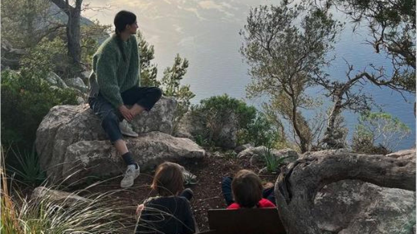 29. Dezember 2022  Daniel Brühl gibt seltenen Einblick in sein Privatleben  Erst im Sommer ist der Schauspieler Daniel Brühl gemeinsam mit seiner Familie von Berlin nach Spanien gezogen. Seitdem ist es still geworden um Brühl, der unter anderem für Filme wie "Good Bye, Lenin!" bekannt geworden und international gefragt ist. Umso überraschender ist der jüngste Instagram-Post des Schauspielers. Kurz nach den Feiertagen veröffentlicht er ein Foto, auf dem seine Frau und seine zwei Kinder zu sehen sind. Darunter schreibt er: "Felices Fiestas a todos" – also "Frohe Festtage an alle". Für den Schauspieler, der sein Privatleben sonst strikt aus der Öffentlichkeit heraushält, eine echte Überraschung, für die sich seine Fans auch bedanken – mit jede Menge Herzen in der Kommentarspalte. 