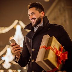 Mann shoppt Geschenke