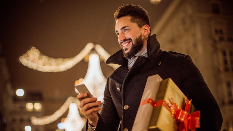 Frau shoppt online Geschenke
