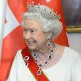 Die Girls of Britain and Ireland Tiara  Eine der berühmtesten Tiaras der Windsors ist die der "Girls of Britain and Ireland" und jeder Besucher Englands dürfte sie sogar schon in der Hand gehalten haben – zumindest ihr Abbildnis. Denn ein Portrait der 2022 verstorbenen Queen Elizabeth II. mit ebenjener Tiara zierte die Geldscheine und Münzen. Das Foto ist Teil einer ganzen Reihe anlässlich der Thronbesteigung der Königin im Jahr 1952. Aber wie kam das Diadem zu seinem außergewöhnlichen Namen? Um diese Frage zu klären müssen wir noch weiter zurückblicken und zwar ins Jahr 1893. Ein Komitee unter dem Vorsitz von Lady Eva Greville sammelte Geld, um Prinzessin Marie von Teck – der späteren Queen Mary – ein Geschenk zur Hochzeit mit Prinz Albert zu machen. Er starb noch vor der Hochzeit und Marie heiratete dessen Bruder George. Zu dieser Eheschließung überreichte man ihr die Girls of Britain and Ireland Tiara. Lady Greville wurde später Hofdame von Queen Mary. Diese schenkte ihrer Enkeltochter, der späteren Queen Elizabeth II., das wertvolle Stück zur Hochzeit 1947. Während ihrer Regentschaft trug Elizabeth die Tiara viele Male und so gilt sie als eine der Lieblings-Tiaras der verstorbenen Monarchin.
