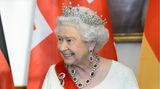Die Girls of Britain and Ireland Tiara  Eine der berühmtesten Tiaras der Windsors ist die der "Girls of Britain and Ireland" und jeder Besucher Englands dürfte sie sogar schon in der Hand gehalten haben – zumindest ihr Abbildnis. Denn ein Portrait der 2022 verstorbenen Queen Elizabeth II. mit ebenjener Tiara zierte die Geldscheine und Münzen. Das Foto ist Teil einer ganzen Reihe anlässlich der Thronbesteigung der Königin im Jahr 1952. Aber wie kam das Diadem zu seinem außergewöhnlichen Namen? Um diese Frage zu klären müssen wir noch weiter zurückblicken und zwar ins Jahr 1893. Ein Komitee unter dem Vorsitz von Lady Eva Greville sammelte Geld, um Prinzessin Marie von Teck – der späteren Queen Mary – ein Geschenk zur Hochzeit mit Prinz Albert zu machen. Er starb noch vor der Hochzeit und Marie heiratete dessen Bruder George. Zu dieser Eheschließung überreichte man ihr die Girls of Britain and Ireland Tiara. Lady Greville wurde später Hofdame von Queen Mary. Diese schenkte ihrer Enkeltochter, der späteren Queen Elizabeth II., das wertvolle Stück zur Hochzeit 1947. Während ihrer Regentschaft trug Elizabeth die Tiara viele Male und so gilt sie als eine der Lieblings-Tiaras der verstorbenen Monarchin.