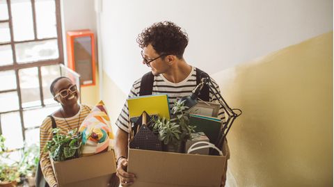 Zwei Studierende beim Umzug
