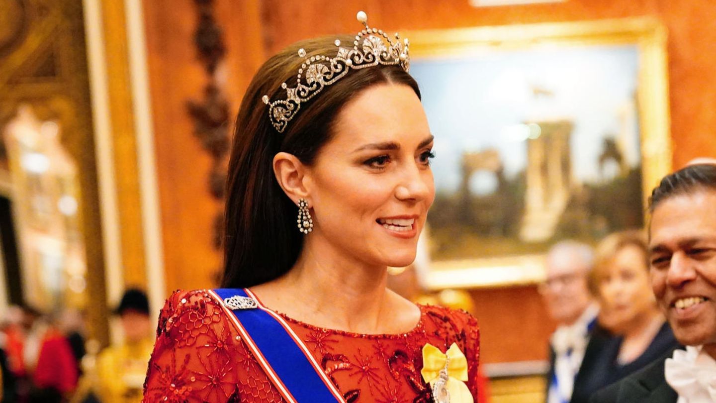 Die Lotus Flower Tiara  In den vergangenen Jahrzehnten konnten wir die Lotus Flower Tiara nur sehr selten sehen. Anfang Dezember zeigte sich die neue Prinzessin von Wales, Kate, mit dem zarten Geschmeide beim Empfang für das diplomatische Corps im Buckingham Palace. Die geschwungene Tiara ist fast 100 Jahre alt. 1923 schenkte Prinz Albert seiner Braut, Lady Elizabeth Bowes-Lyon (die späteren Eltern von Queen Elizabeth II.), eine Kette aus Diamanten und Perlen sowie Bögen, die einem Papyrusblatt ähnelten. Das Schmuckstück stammte vom Hofjuwelier Garrard – und wurde dort ein halbes Jahr später zerlegt, um in eine Tiara neu zusammengesetzt zu werden. Frühe Aufnahmen von Queen Mum zeigen, dass sie das Diadem nicht auf dem Kopf, sondern vor der Stirn trug. Die Königinmutter vermachte es ihrer zweiten Tochter, Prinzessin Margaret, vor deren Hochzeit mit Antony Armstrong-Jones. Vermutlich ging es nach deren Tod an Queen Elizabeth II., denn 2013 zeigte sich Herzogin Kate mit der Lotus Flower Tiara erstmals in der Öffentlichkeit. Zwei Jahre später trug sie sie beim Staatsbankett für Chinas Präsident – und nun beim Empfang für die Diplomaten.