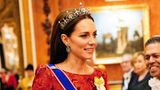 Die Lotus Flower Tiara  In den vergangenen Jahrzehnten konnten wir die Lotus Flower Tiara nur sehr selten sehen. Anfang Dezember zeigte sich die neue Prinzessin von Wales, Kate, mit dem zarten Geschmeide beim Empfang für das diplomatische Corps im Buckingham Palace. Die geschwungene Tiara ist fast 100 Jahre alt. 1923 schenkte Prinz Albert seiner Braut, Lady Elizabeth Bowes-Lyon (die späteren Eltern von Queen Elizabeth II.), eine Kette aus Diamanten und Perlen sowie Bögen, die einem Papyrusblatt ähnelten. Das Schmuckstück stammte vom Hofjuwelier Garrard – und wurde dort ein halbes Jahr später zerlegt, um in eine Tiara neu zusammengesetzt zu werden. Frühe Aufnahmen von Queen Mum zeigen, dass sie das Diadem nicht auf dem Kopf, sondern vor der Stirn trug. Die Königinmutter vermachte es ihrer zweiten Tochter, Prinzessin Margaret, vor deren Hochzeit mit Antony Armstrong-Jones. Vermutlich ging es nach deren Tod an Queen Elizabeth II., denn 2013 zeigte sich Herzogin Kate mit der Lotus Flower Tiara erstmals in der Öffentlichkeit. Zwei Jahre später trug sie sie beim Staatsbankett für Chinas Präsident – und nun beim Empfang für die Diplomaten.