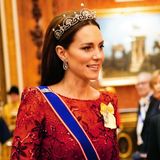 Die Lotus Flower Tiara  In den vergangenen Jahrzehnten konnten wir die Lotus Flower Tiara nur sehr selten sehen. Anfang Dezember zeigte sich die neue Prinzessin von Wales, Kate, mit dem zarten Geschmeide beim Empfang für das diplomatische Corps im Buckingham Palace. Die geschwungene Tiara ist fast 100 Jahre alt. 1923 schenkte Prinz Albert seiner Braut, Lady Elizabeth Bowes-Lyon (die späteren Eltern von Queen Elizabeth II.), eine Kette aus Diamanten und Perlen sowie Bögen, die einem Papyrusblatt ähnelten. Das Schmuckstück stammte vom Hofjuwelier Garrard – und wurde dort ein halbes Jahr später zerlegt, um in eine Tiara neu zusammengesetzt zu werden. Frühe Aufnahmen von Queen Mum zeigen, dass sie das Diadem nicht auf dem Kopf, sondern vor der Stirn trug. Die Königinmutter vermachte es ihrer zweiten Tochter, Prinzessin Margaret, vor deren Hochzeit mit Antony Armstrong-Jones. Vermutlich ging es nach deren Tod an Queen Elizabeth II., denn 2013 zeigte sich Herzogin Kate mit der Lotus Flower Tiara erstmals in der Öffentlichkeit. Zwei Jahre später trug sie sie beim Staatsbankett für Chinas Präsident – und nun beim Empfang für die Diplomaten.