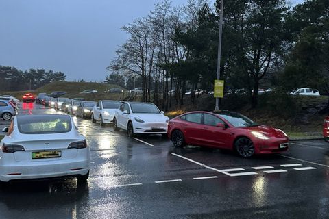 Tesla in Schlange vor Ladestation