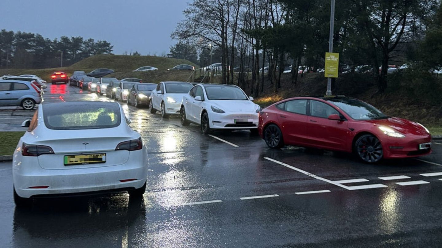 Britische Tesla-Fahrer warten teils stundenlang an Ladestationen
