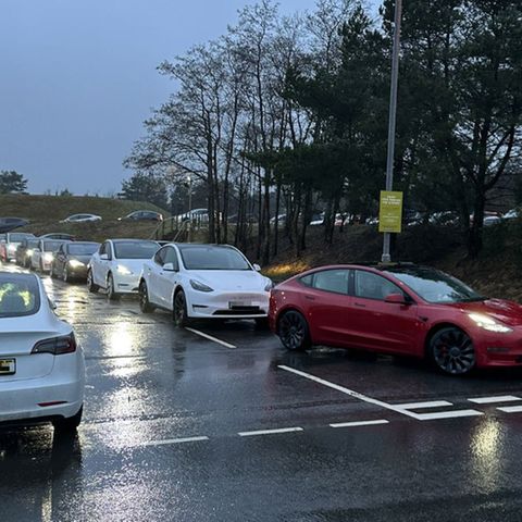 Tesla in Schlange vor Ladestation