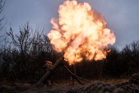 Ukranische Soldaten feuern einen Mörser ab.