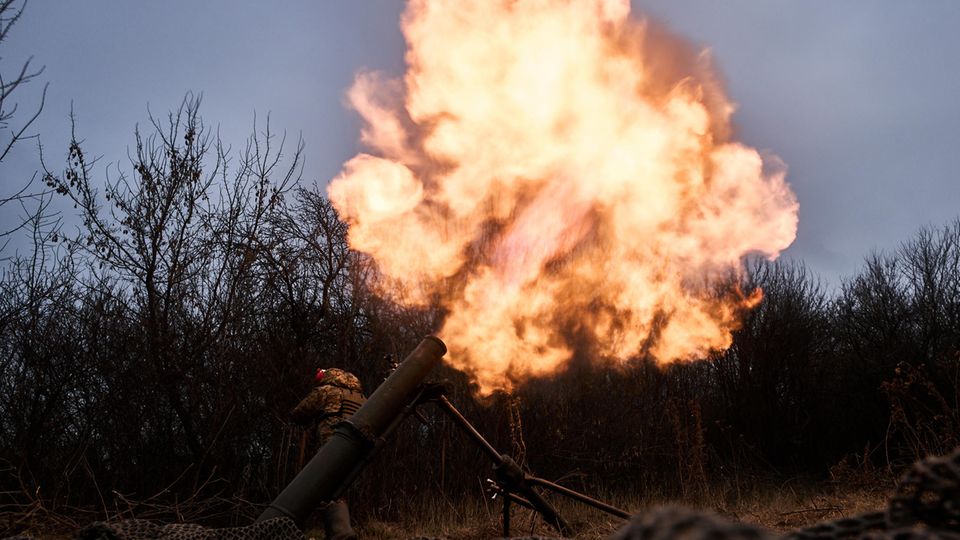 Ukranische Soldaten feuern einen Mörser ab.