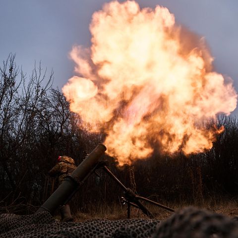 Ukranische Soldaten feuern einen Mörser ab.