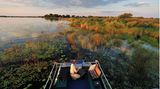 Das Okavangodelta ist bekannt für seine weitläufigen Grasflächen, die saisonal überschwemmt werden. Hier sucht die Tierwelt Afrikas Zuflucht vor Dürre und Hitze. Der frühe Morgen oder der späte Nachmittag sind die idealen Zeiten, um mit einem Boot die Wildnis zu durchstreifen – vorbei an Flusspferden, Elefanten und Krokodilen, während an Land Löwen, Leoparden, Giraffen und Nashörner warten. 
