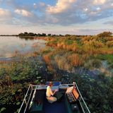 Das Okavangodelta ist bekannt für seine weitläufigen Grasflächen, die saisonal überschwemmt werden. Hier sucht die Tierwelt Afrikas Zuflucht vor Dürre und Hitze. Der frühe Morgen oder der späte Nachmittag sind die idealen Zeiten, um mit einem Boot die Wildnis zu durchstreifen – vorbei an Flusspferden, Elefanten und Krokodilen, während an Land Löwen, Leoparden, Giraffen und Nashörner warten. 