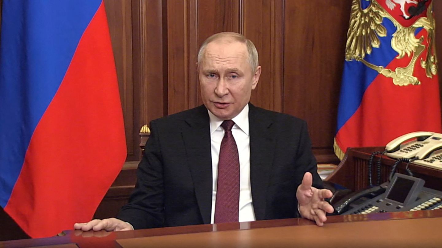 Putin vor Russlands-Flagge