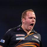 Der als "Auberginen-König" bekannte Dirk van Duijvenbode hat allen Grund zur Freude: Nachdem sein Drittrunden-Gegner und Europameister Ross Smith ganze fünf Match-Darts vergeben hat, sichert sich der Niederländer eben den Sieg. Im siebten und letzten Satz musste das elfte Leg als Entscheidung her. Im Achtelfinale wartet nun Landsmann und Favorit Michael van Gerwen auf Duijvenbode (Freitag, 21.30 Uhr/Sport1 und DAZN). 