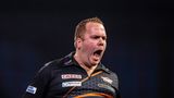 Der als "Auberginen-König" bekannte Dirk van Duijvenbode hat allen Grund zur Freude: Nachdem sein Drittrunden-Gegner und Europameister Ross Smith ganze fünf Match-Darts vergeben hat, sichert sich der Niederländer eben den Sieg. Im siebten und letzten Satz musste das elfte Leg als Entscheidung her. Im Achtelfinale wartet nun Landsmann und Favorit Michael van Gerwen auf Duijvenbode (Freitag, 21.30 Uhr/Sport1 und DAZN). 
