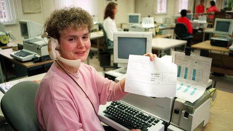 Eine Mitarbeiterin nimmt am 07.01.1994 im Fernmeldeamt Erfurt ein Telegramm entgegen
