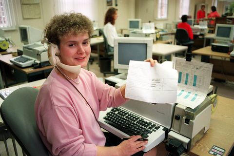 Eine Mitarbeiterin nimmt am 07.01.1994 im Fernmeldeamt Erfurt ein Telegramm entgegen