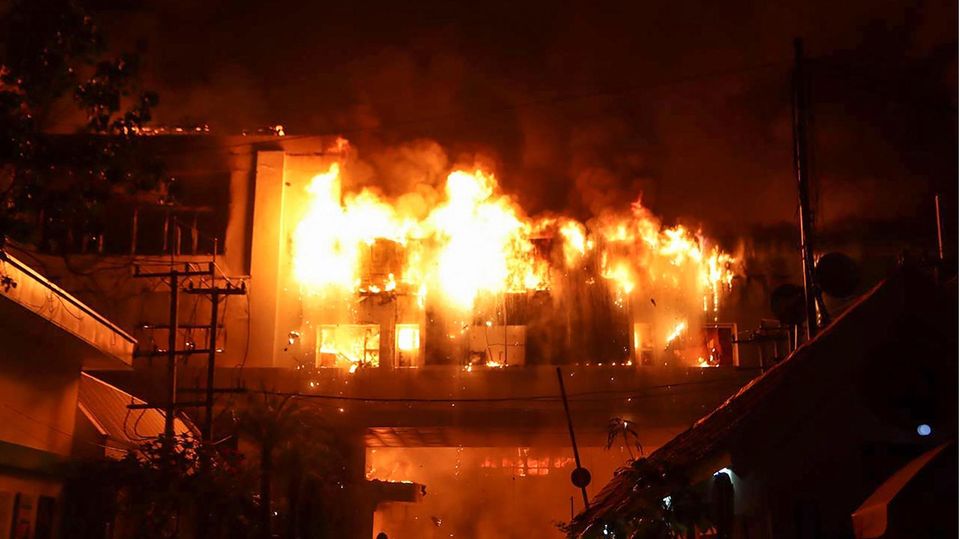 Großbrand im Grand Diamond City Hotel-Casino in Poipet, Kambodscha Großbrand im Grand Diamond City Hotel-Casino in Poipet, Kambodscha