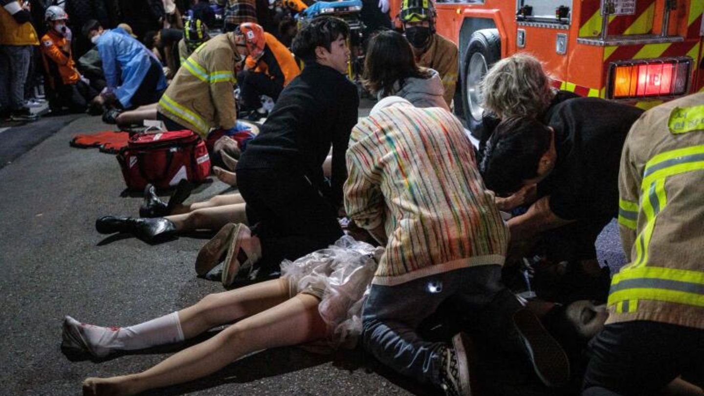 Was ein lustiger Halloween-Abend werden sollte, wird in Seoul für viele zur Horrornacht. Mehr als 150 Menschen sterben bei einem tödlichen Massengedränge in den engen Gassen eines Ausgehviertels in der südkoreanischen Hauptstadt.