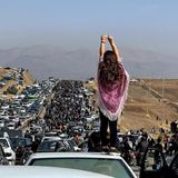 Der Iran erlebt eine Protestwelle wie seit 50 Jahren nicht mehr – angeführt von Frauen. Aufgerüttelt durch den gewaltsamen Tod der jungen Kurdin Mahsa Amini gehen seit Mitte September landesweit Tausende Menschen auf die Straße. "Frau Leben Freiheit" tönt es von den Demonstrationen, die sich rasch gegen das gesamte politische System der Islamischen Republik richten. 