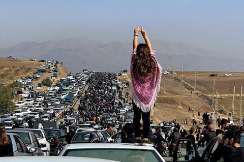 Der Iran erlebt eine Protestwelle wie seit 50 Jahren nicht mehr – angeführt von Frauen. Aufgerüttelt durch den gewaltsamen Tod der jungen Kurdin Mahsa Amini gehen seit Mitte September landesweit Tausende Menschen auf die Straße. "Frau Leben Freiheit" tönt es von den Demonstrationen, die sich rasch gegen das gesamte politische System der Islamischen Republik richten. 