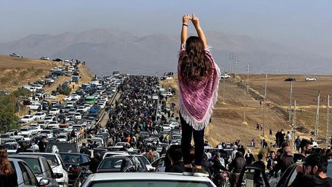 Der Iran erlebt eine Protestwelle wie seit 50 Jahren nicht mehr – angeführt von Frauen. Aufgerüttelt durch den gewaltsamen Tod der jungen Kurdin Mahsa Amini gehen seit Mitte September landesweit Tausende Menschen auf die Straße. "Frau Leben Freiheit" tönt es von den Demonstrationen, die sich rasch gegen das gesamte politische System der Islamischen Republik richten. 