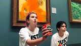 Klimaaktivisten mit Tomatensuppe vor Gemälde