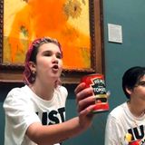 Klimaaktivisten mit Tomatensuppe vor Gemälde