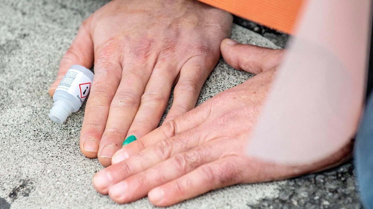Eine Hand klebt mit Sekundenkleber an der Straße (Jahresrückblick 2022) Eine Hand klebt mit Sekundenkleber an der Straße (Jahresrückblick 2022)