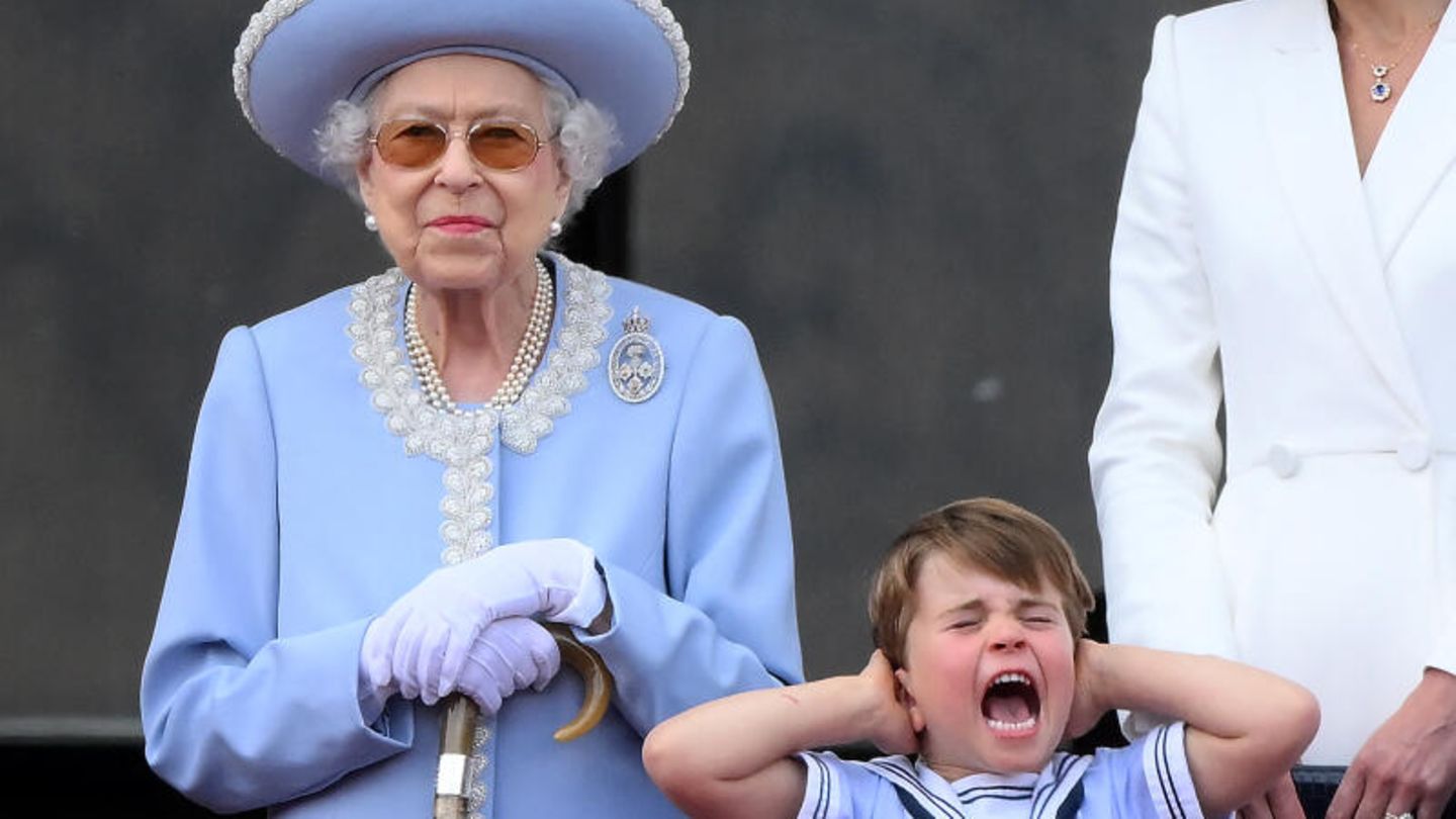 Die Queen und der Prinz Prinz Louis hält sich mit weit aufgerissenem Mund die Ohren zu