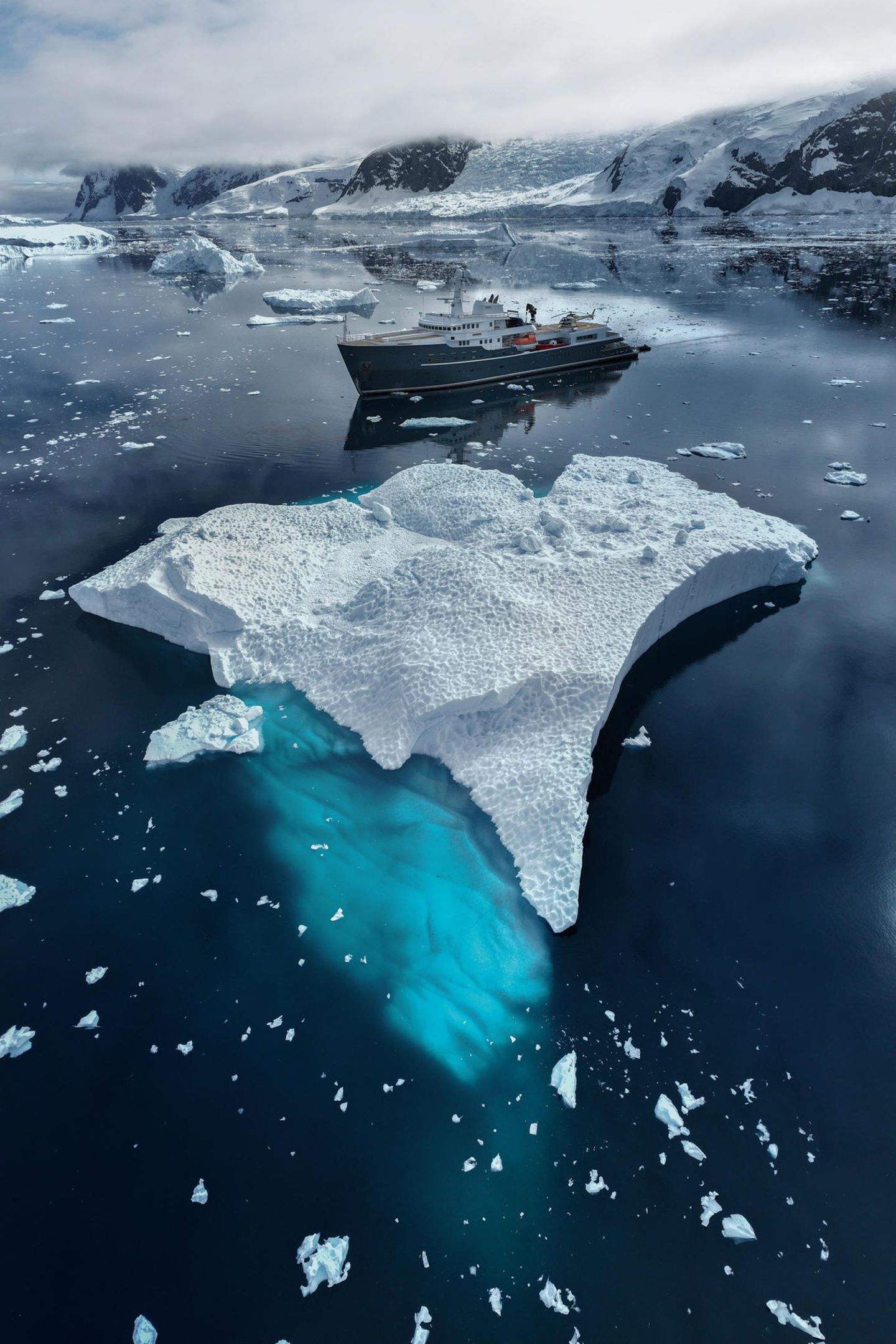 Antarktis Die Jacht "Legend" bringt Reisende von jedem beliebigen Ort der Welt zu den Eisfeldern der Antarktis. Das Schiff wurde 1974 als Eisbrecher gebaut. Heute gehört sie einem ehemaligen Silicon-Valley-CEO, der sie für diejenigen chartert, die in die entlegensten Winkel dieses Planeten reisen wollen. Der Spaß hat allerdings seinen Preis: Eine Woche an Bord mit All Inclusive kostet eine Million Euro.