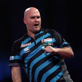 Der englische Ex-Weltmeister Rob Cross ist gegen Landsmann Mervyn King (nicht im Bild) ins Achtelfinale der Darts-WM 2023 eingezogen – und das war mit 4:1 ein ziemlich kurzer Prozess. Nun muss er am Freitag um 20.15 Uhr gegen den nächsten Engländer ran: Chris Dobey heißt sein Gegner.