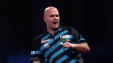Der englische Ex-Weltmeister Rob Cross ist gegen Landsmann Mervyn King (nicht im Bild) ins Achtelfinale der Darts-WM 2023 eingezogen – und das war mit 4:1 ein ziemlich kurzer Prozess. Nun muss er am Freitag um 20.15 Uhr gegen den nächsten Engländer ran: Chris Dobey heißt sein Gegner.