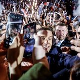 Macron umringt von Fans