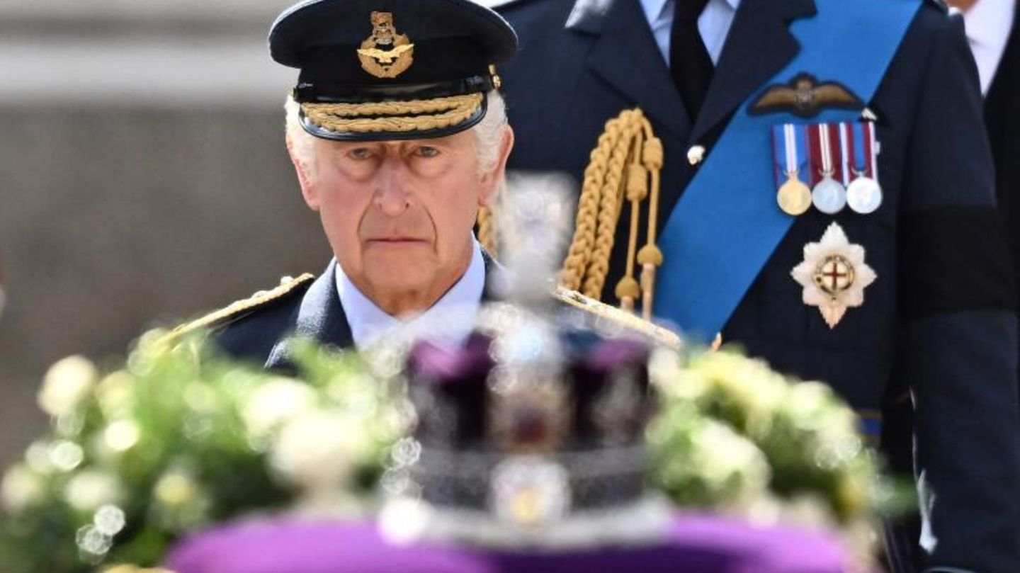 Auf Queen folgt King Charles III. am Sarg der Queen